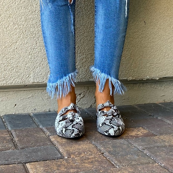 Snake Print Leather Pointed Toe Bow Detail Mule - Picture 7 of 13